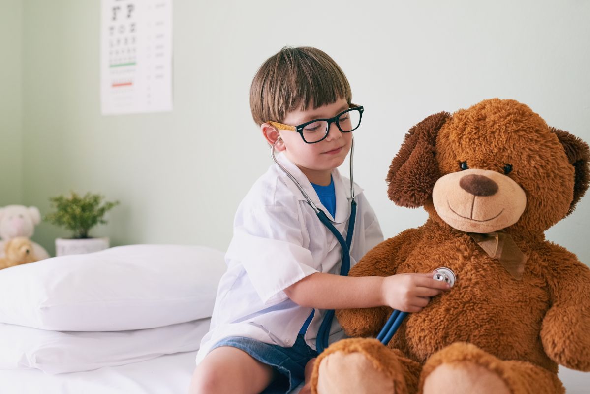 Niño jugando a ser médico con estetoscopio